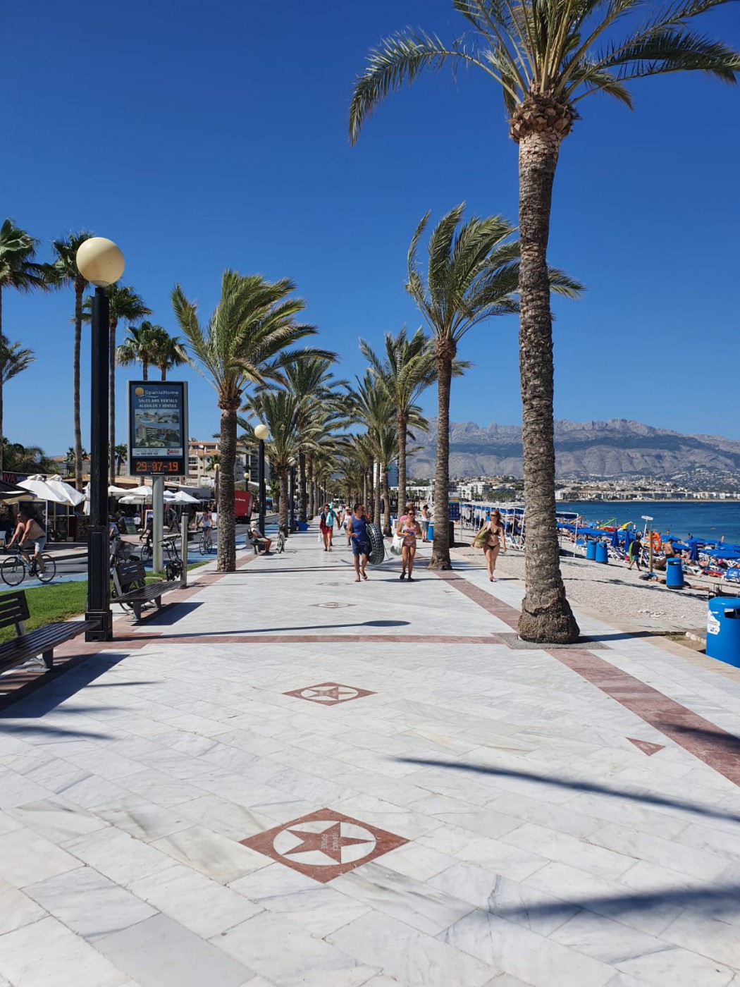 The promenade next to the beach in Albir