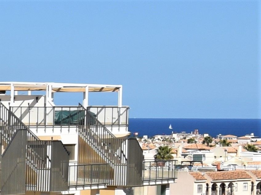 A modern apartment with a sea view - tripinvest.com